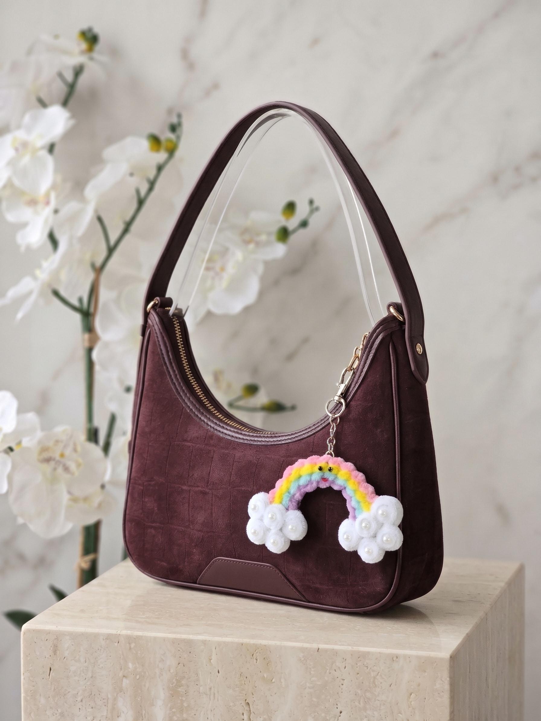 Rainbow Cloud Keychain β A cheerful handmade rainbow keychain featuring soft pastel colors, fluffy white cloud details, pearl-style accents, and a playful smiling face. Perfect for handbags, backpacks, keys, and gifting. (detail angle)