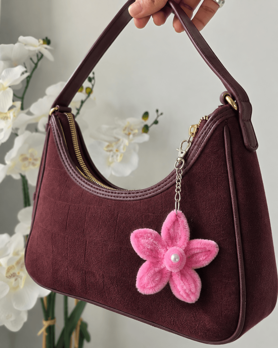 Pink Daisy Keychain โ A sweet handmade flower keychain featuring soft pink petals and a pearl-style center. Perfect for handbags, backpacks, purses, keys, and gifting.