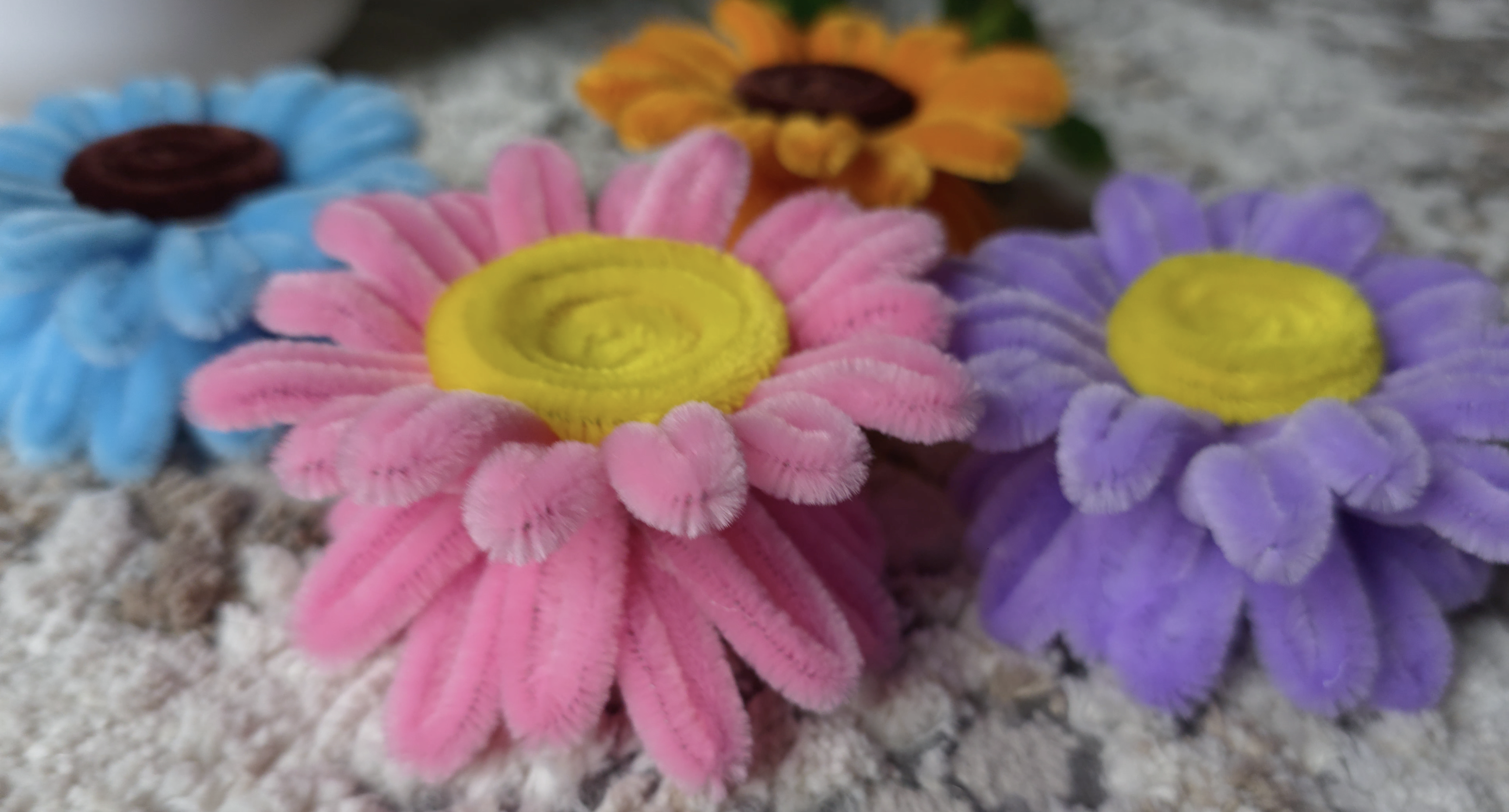 Bloom Daisy Lamp Holder โ A cheerful handmade floral lamp holder decorated with soft pipe-cleaner daisies in playful pastel shades. Perfect for adding a colorful handmade touch to bedrooms, desks, shelves, or cozy corners. (detail angle)